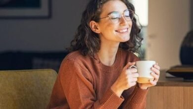 طقوس السعادة اليومية.. كيف تُحسن مزاجك في دقائق؟