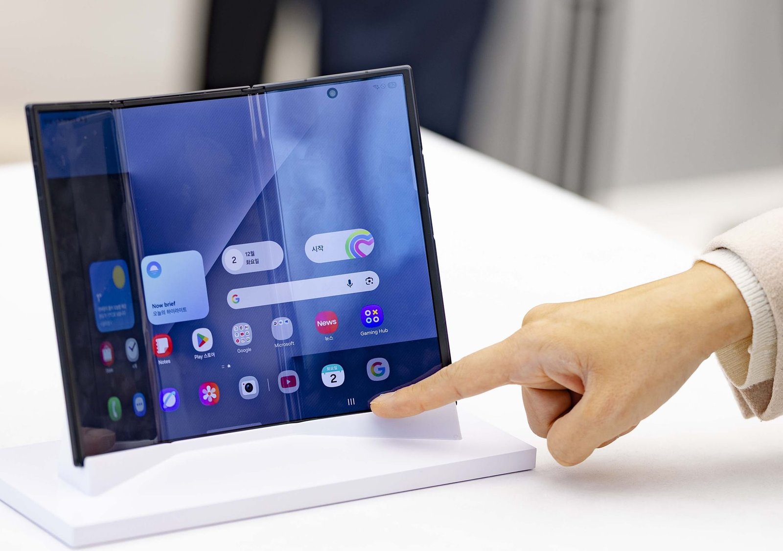 "سامسونج" تكشف رسميا عن "جالاكسي زد تراي فولد" أول هاتف ثلاثي الطي بشاشة 10 بوصات 1 "سامسونج" تكشف رسميا عن "جالاكسي زد تراي فولد" أول هاتف ثلاثي الطي بشاشة 10 بوصات