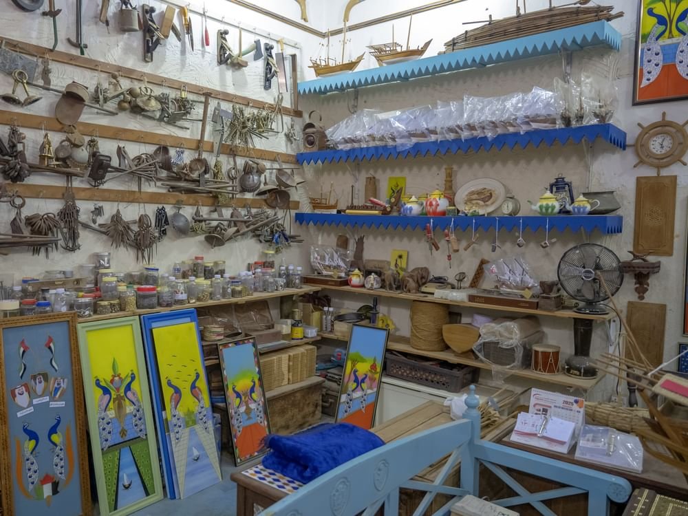 وفد إعلامي يطلع على الحراك الثقافي في "ليالي المحرق" ومسيرة الإنجازات بجناح مجلس التعاون 1 وفد إعلامي يطلع على الحراك الثقافي في "ليالي المحرق" ومسيرة الإنجازات بجناح مجلس التعاون