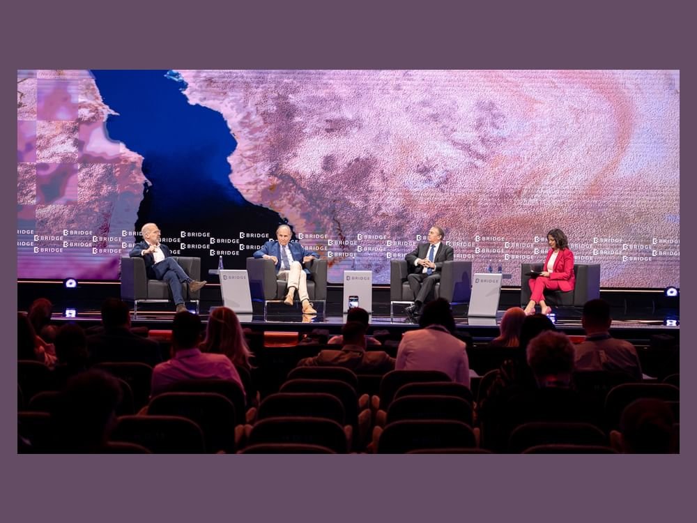 قادة وخبراء في قمة "بريدج 2025": الإمارات تقود التحولات الإستراتيجية الجديدة وتعزز نفوذ المنطقة عالمياً 1 قادة وخبراء في قمة "بريدج 2025": الإمارات تقود التحولات الإستراتيجية الجديدة وتعزز نفوذ المنطقة عالمياً