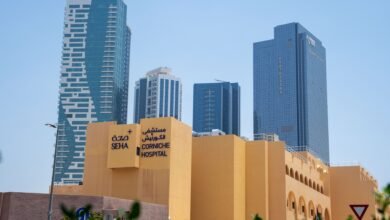 "مستشفى الكورنيش أبوظبي" ينجح في علاج توأم متطابق بجراحة جنينية