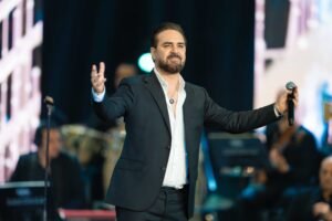 تامر عاشور ووائل جسار يشعلان مسرح المجاز بباقة من روائع الطرب