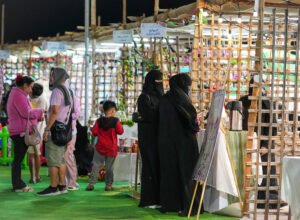 السوق الشعبي في مهرجان الياسات… لوحة تراثية تنبض بالحياة