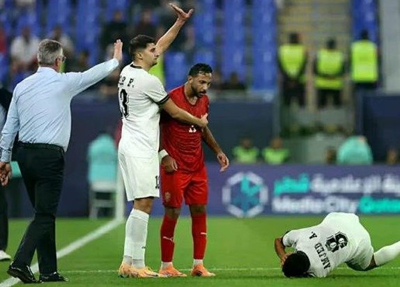 الفيفا يعاقب لاعب البحرين بالإيقاف 3 مباريات 1 البحرين