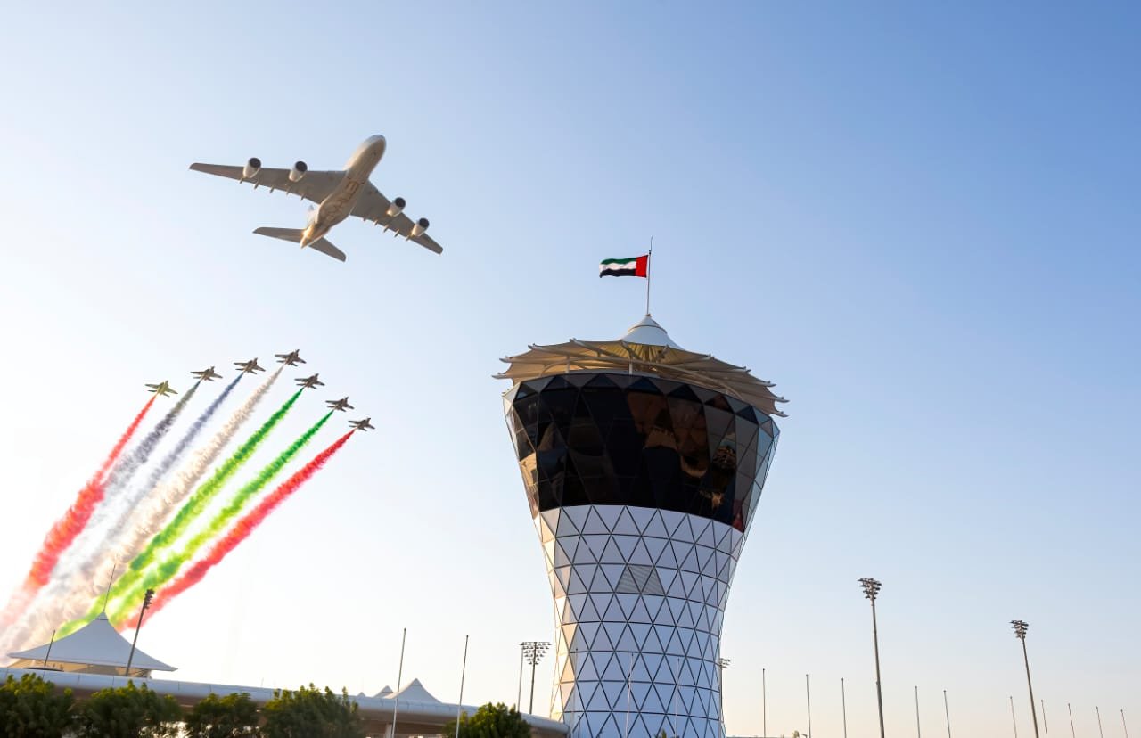 طائرة الاتحاد للطيران A380 تقدّم انطلاقة مذهلة لسباق جائزة الاتحاد للطيران الكبرى للفورمولا 1 1 طائرة الاتحاد للطيران A380 تقدّم انطلاقة مذهلة لسباق جائزة الاتحاد للطيران الكبرى للفورمولا 1