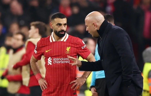 الأزمة تتفاقم.. سلوت يصدم محمد صلاح مجددًا 1 الأزمة تتفاقم.. سلوت يصدم محمد صلاح مجددًا