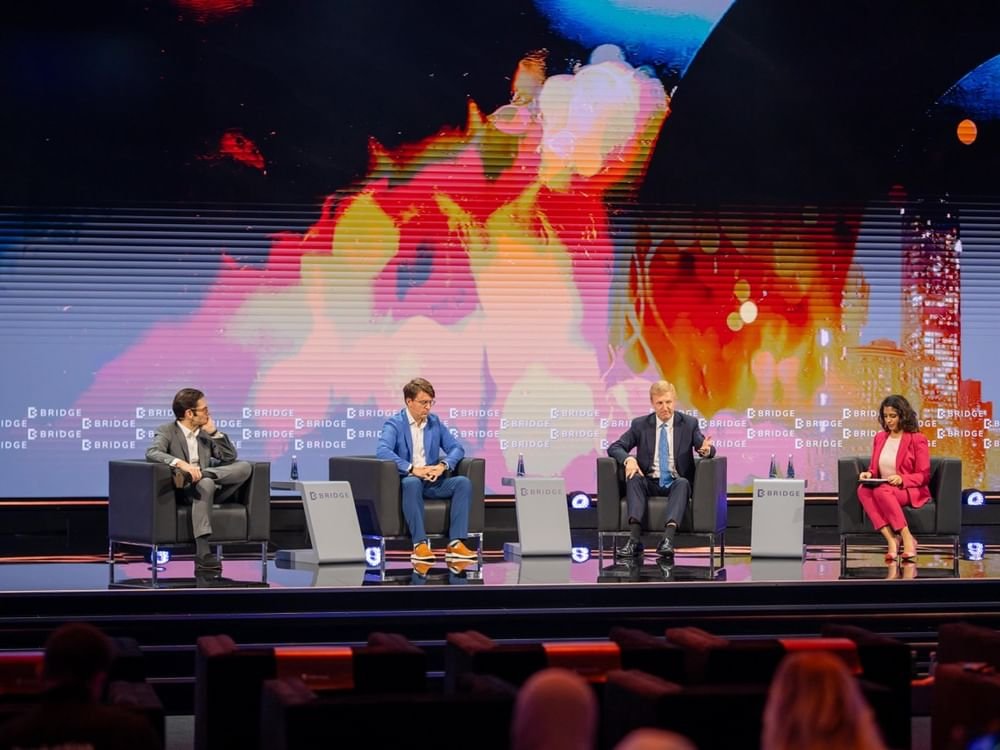 خبراء: ما يميّز "قمة بريدج 2025" قدرتها على جمع الحكومات والقطاع الخاص لبحث مستقبل الإعلام 1 خبراء: ما يميّز "قمة بريدج 2025" قدرتها على جمع الحكومات والقطاع الخاص لبحث مستقبل الإعلام