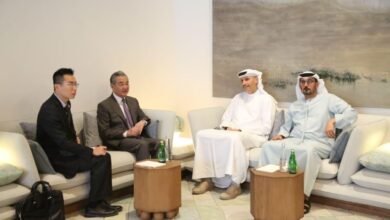 وزير الخارجية الصيني والمبعوث الخاص لرئيس الدولة لدى الصين يبحثان تعزيز الشراكة الإستراتيجية 