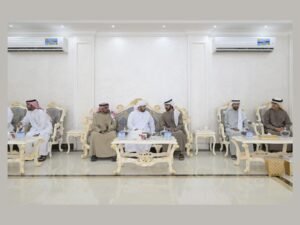 خليفة بن طحنون بن محمد يُقدِّم واجب العزاء في وفاة مبارك جمعة الخييلي