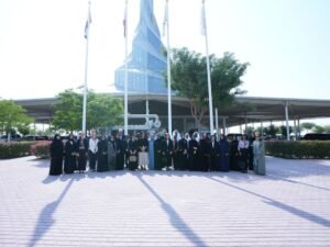 وفد البرنامج العالمي لإعداد قادة أهداف التنمية المستدامة يطلع على مشاريع الاستدامة في "كهرباء دبي"