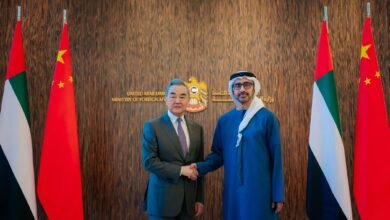 عبدالله بن زايد ووزير الخارجية الصيني يؤكدان على عمق الشراكة الاستراتيجية الشاملة بين البلدين