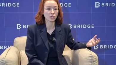 "قمة بريدج" تشهد عرض روبوتين أحدهما يقدم القهوة للزوار والآخر يؤدي عروضاً موسيقية