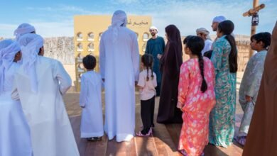 حمدان بن محمد يشهد جانبا من فعاليات مخيم غمران برفقة أبنائه راشد وشيخة