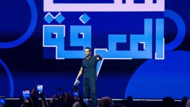 "ملك المعرفة" ينطلق من "بريدج" 2025.. أبو فلّة يقدّم أولى حلقات برنامجه التفاعلي "ملك المعرفة" مباشرة على المسرح