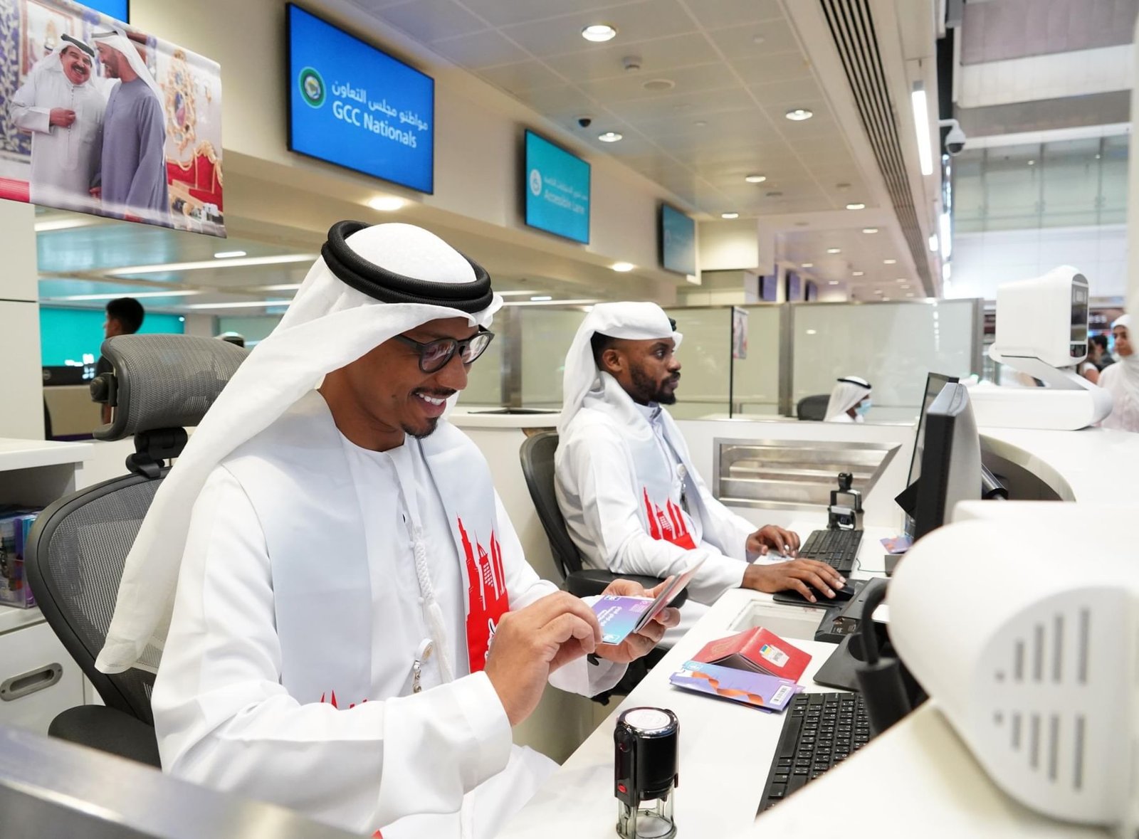 استقبال المسافرين بختم "البحرين قلب وعين" في مطارات دبي 1 استقبال المسافرين بختم "البحرين قلب وعين" في مطارات دبي