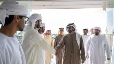 خليفة بن طحنون بن محمد يُقدِّم واجب العزاء في وفاة مبارك جمعة الخييلي