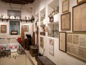 وفد إعلامي يطلع على الحراك الثقافي في "ليالي المحرق" ومسيرة الإنجازات بجناح مجلس التعاون