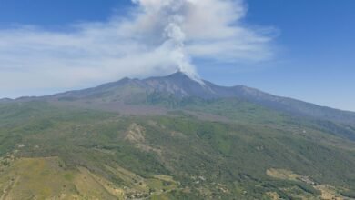 جبل "إتنا" في صقلية يقذف رمادًا خفيفًا ويشهد انفجارات متفرقة