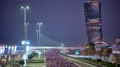 التركي أوزبيلين يتوج بلقب ماراثون أبوظبي 2025 وسط مشاركة قياسية