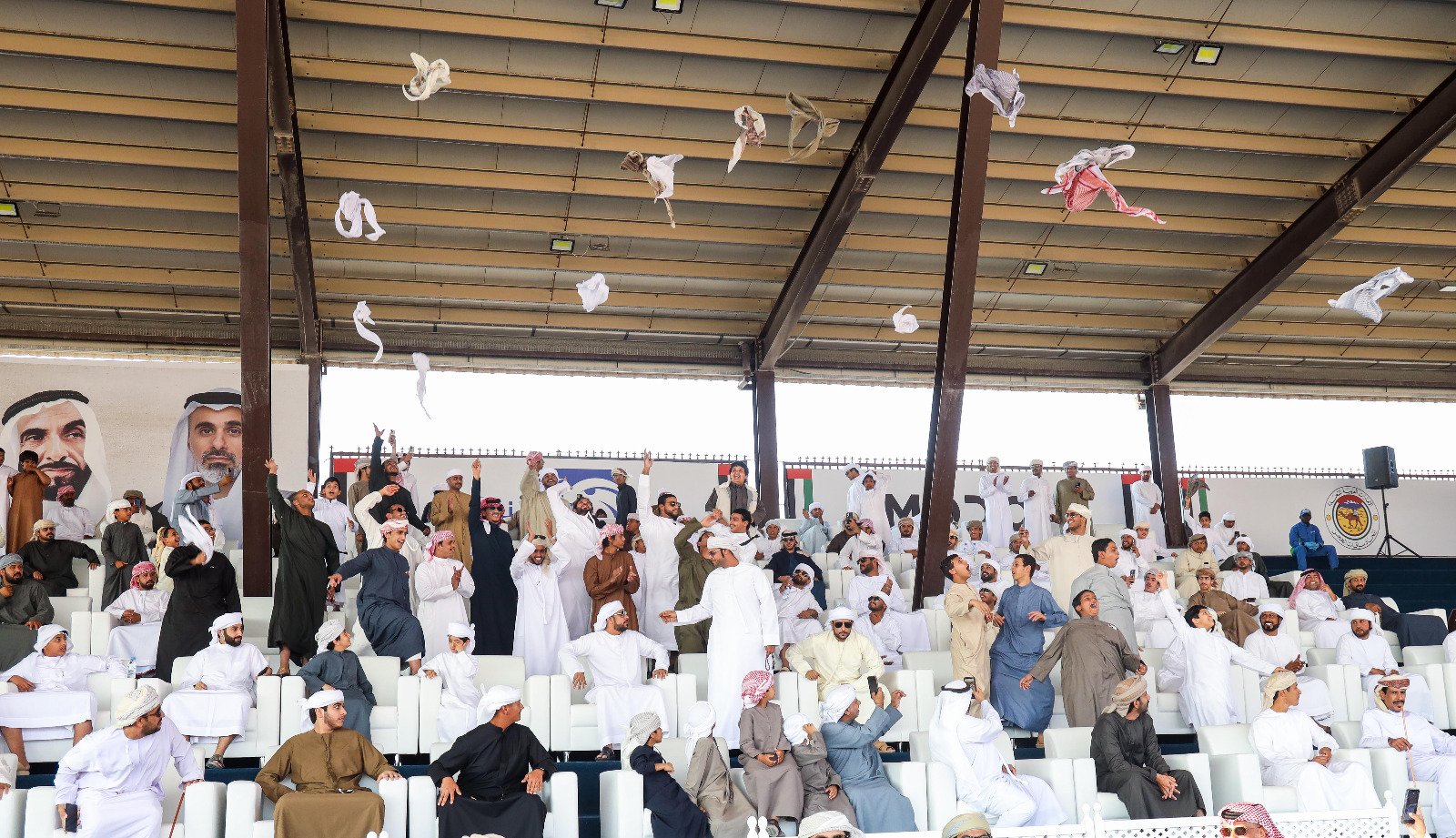 تواصل منافسات أشواط اللقايا في مزاينة الابل بمهرجان الظفرة الختامي 1 تواصل منافسات أشواط اللقايا في مزاينة الابل بمهرجان الظفرة الختامي