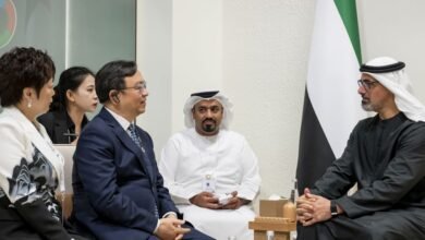 خالد بن محمد بن زايد يلتقي الرئيس التنفيذي لشركة "بي واي دي" الصينية لصناعة السيارات الكهربائية