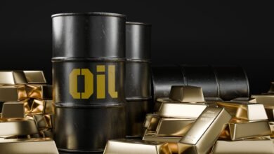أسعار النفط تتأرجح صعودا وهبوطا والذهب يبلغ ذروة قياسية جديدة