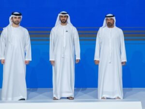 أحمد بن سعيد ومنصور بن محمد يشهدان تخريج الدفعة الأولى من "أكاديمية دبي الصحية للقيادة"