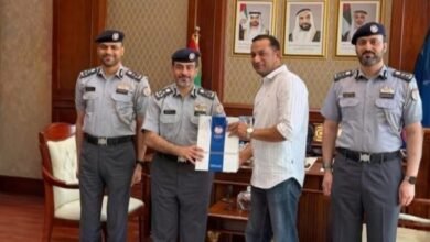 عثر على مبلغ مالي وسلمه.. شرطة أبوظبي تكرم آسيوياً لأمانته