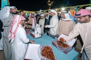 «الوثبة للتمور» يواصل فعالياته ويعلن نتائج المزاينة 7 «الوثبة للتمور» يواصل فعالياته ويعلن نتائج المزاينة
