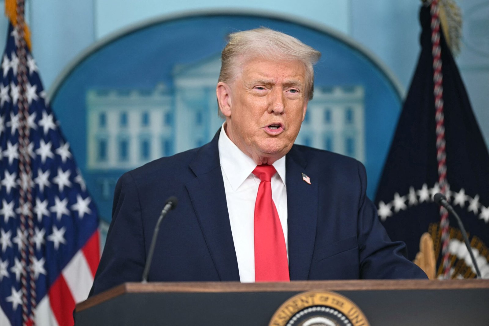 ترامب يهدد كندا برسوم 100% ردا على تقاربها التجاري مع الصين 1 ترامب يهدد كندا برسوم 100% ردا على تقاربها التجاري مع الصين