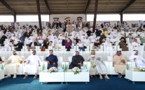 تتويج الفائزين بأشواط الإيذاع في مزاينة الإبل بمهرجان الظفرة الختامي