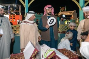 «الوثبة للتمور» يواصل فعالياته ويعلن نتائج المزاينة 6 «الوثبة للتمور» يواصل فعالياته ويعلن نتائج المزاينة