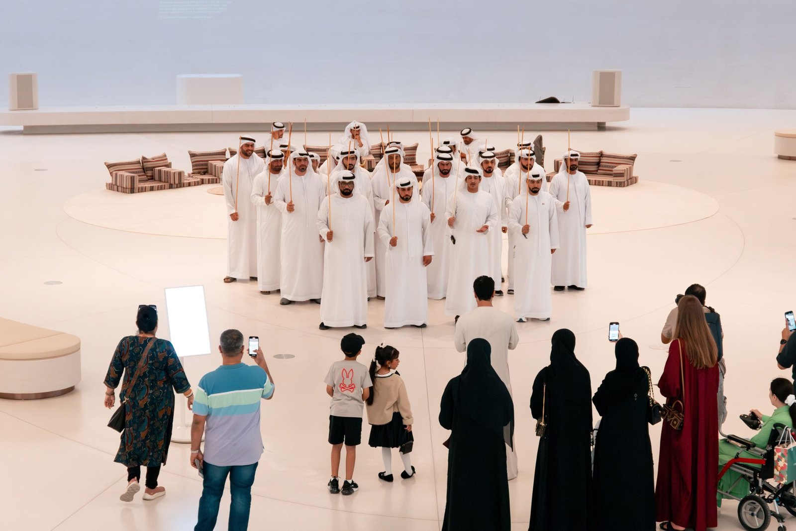 "تعرّف على السكان المحليين"/ مشروع مبتكر لتعريف العالم بالعادات والتقاليد الإماراتية 1 "تعرّف على السكان المحليين"/ مشروع مبتكر لتعريف العالم بالعادات والتقاليد الإماراتية