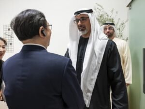 خالد بن محمد بن زايد يلتقي الرئيس التنفيذي لشركة "بي واي دي" الصينية لصناعة السيارات الكهربائية