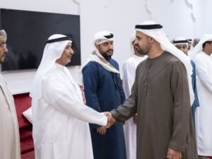 ذياب بن محمد بن زايد يقدِّم واجب العزاء في وفاة علي سالم البيض