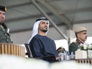 زايد بن محمد بن زايد يشهد جانباً من العروض الجوية الحية ضمن فعاليات معرضَي "يومكس" و"سيمتكس"