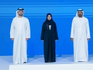 أحمد بن سعيد ومنصور بن محمد يشهدان تخريج الدفعة الأولى من "أكاديمية دبي الصحية للقيادة"