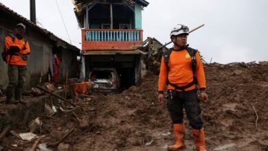 عدد قتلى الانهيار الأرضي في إندونيسيا يرتفع إلى 50 شخصا