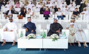 تتويج الفائزين بأشواط الإيذاع في مزاينة الإبل بمهرجان الظفرة الختامي