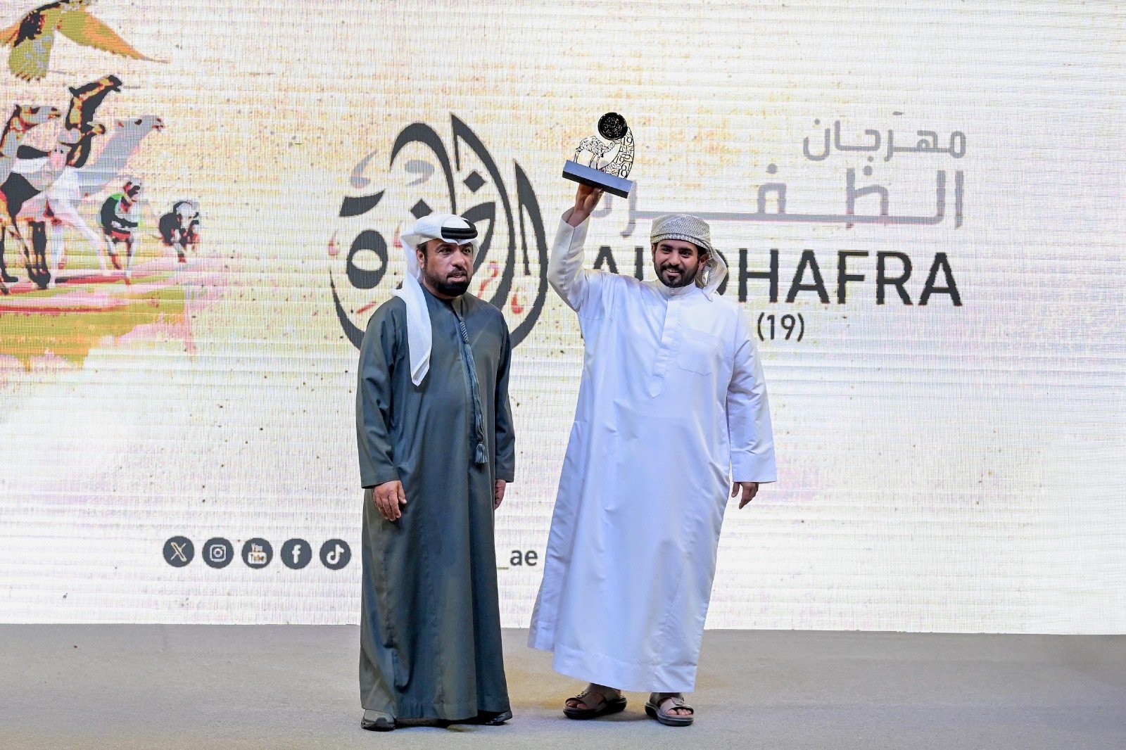 مهرجان الظفرة يتوج الفائزين في مسابقات "التمور" و"الشاي" و"غنم النعيم" 1 مهرجان الظفرة