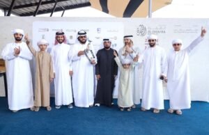 تتويج الفائزين بأشواط الإيذاع في مزاينة الإبل بمهرجان الظفرة الختامي