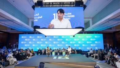 "أنكل روجر" يسرد قصة تحول مقاطع فيديو منزلية بسيطة إلى ظاهرة رقمية عالمية