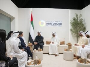 خالد بن محمد بن زايد يلتقي الرئيس التنفيذي لشركة "بي واي دي" الصينية لصناعة السيارات الكهربائية