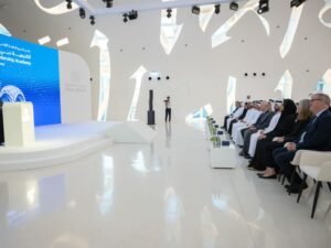 أحمد بن سعيد ومنصور بن محمد يشهدان تخريج الدفعة الأولى من "أكاديمية دبي الصحية للقيادة"