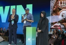 لطيفة بنت محمد تكرم المخرج زبير الجلاصي عن فيلمه "ليلي" الفائز بالجائزة الأكبر عالمياً للأفلام المولدة بالذكاء الاصطناعي بالتعاون مع Google Gemini