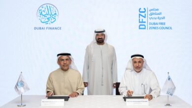أحمد بن سعيد يشهد توقيع مذكرة تفاهم بين "مالية دبي" و"مجلس المناطق الحرة بدبي"