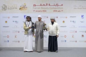 منافسات قوية في مزاينة الصقور بمهرجان الظفرة