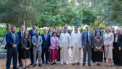 سعود بن صقر يستقبل وفدا من كلية كينيدي بجامعة هارفارد الأمريكية