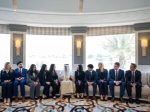 نهيان بن مبارك يستقبل طلبة كلية منلو الأميركية المشاركين في برنامج الاندماج الأكاديمي العالمي بالإمارات