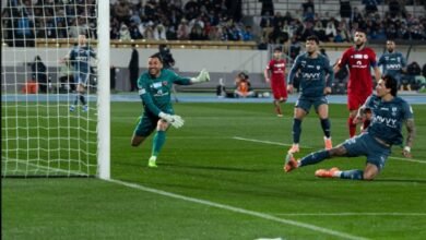 الهلال يتخطى ضمك ويتصدر الدوري السعودي